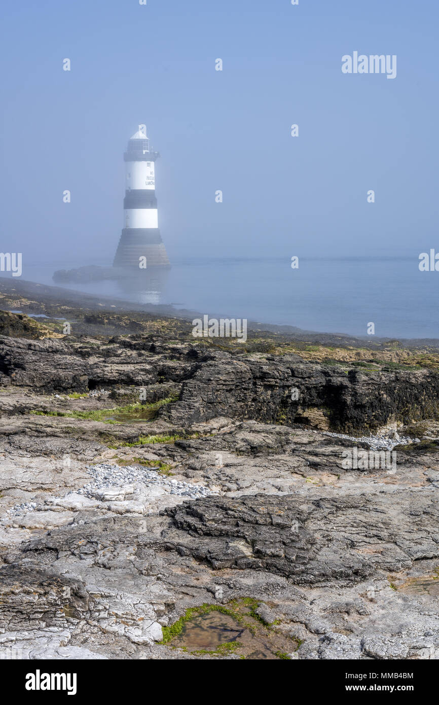 Penmon faro nella nebbia e nebbia, Anglesey, Galles Northw UK. Foto Stock