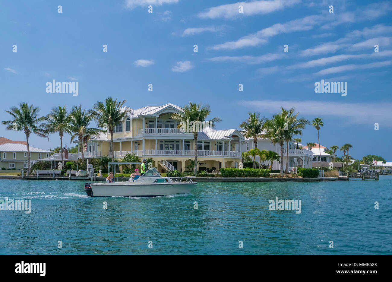 Grandi case sul golfo navigabile Intercoastal sulla costa del Golfo della Florida Foto Stock