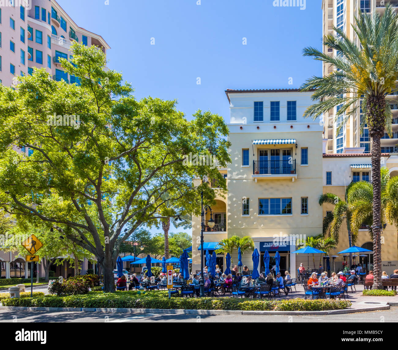Ristorante esterno cafe su strada nel centro cittadino di San Pietroburgo FLorida negli Stati Uniti Foto Stock