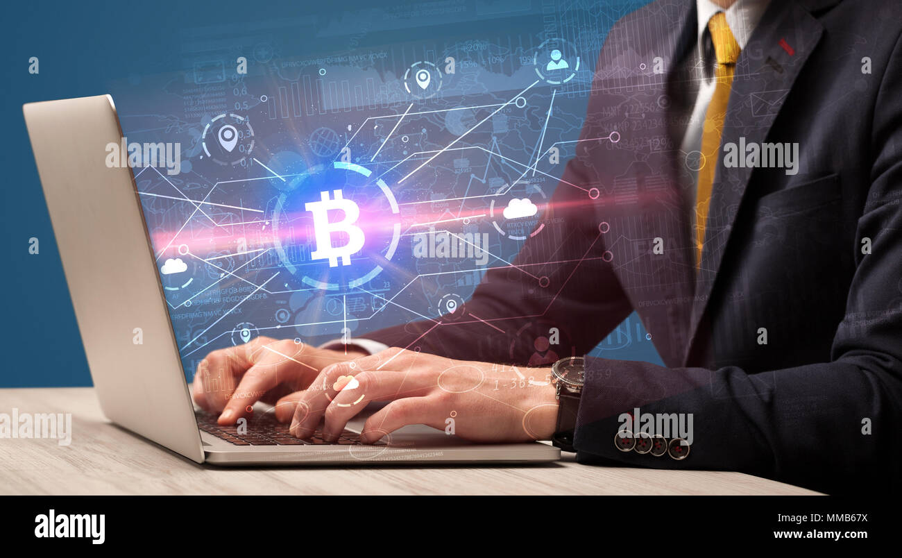 Controllare a mano sul laptop bitcoin globale Tasso di cambio concept Foto Stock