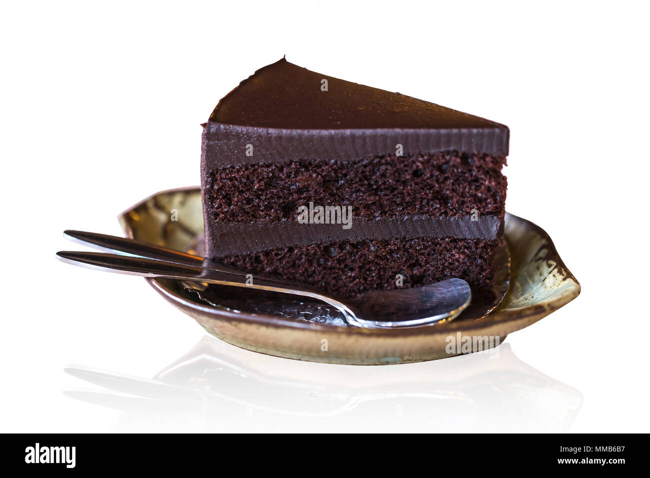 Brownie al cioccolato di strati di crema torta servito con due cucchiaio isolato su bianco con tracciato di ritaglio Foto Stock