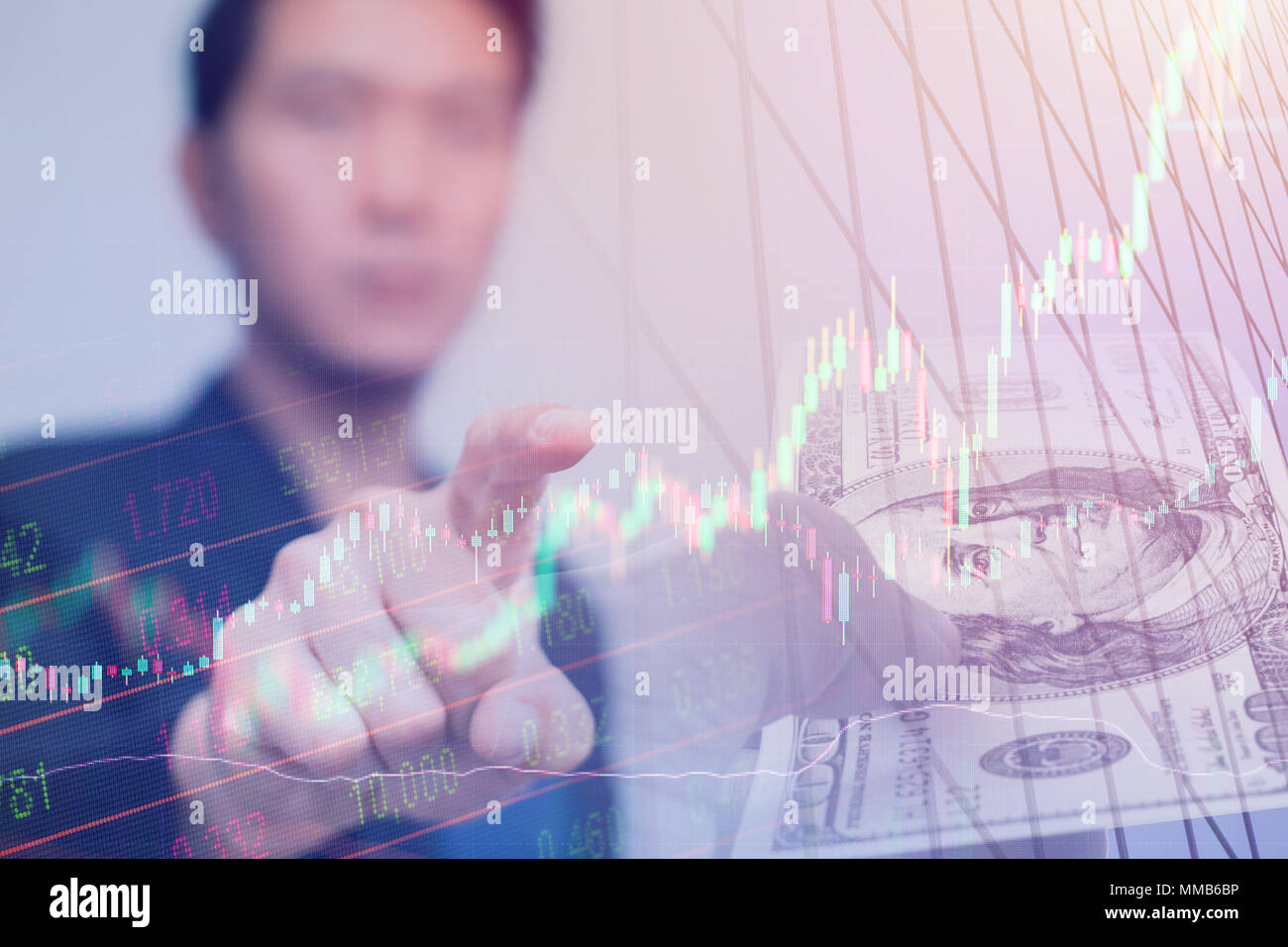 Stock Trader imprenditore puntare il dito per toccare lo schermo per comprare vendere punto di decisione concept Foto Stock