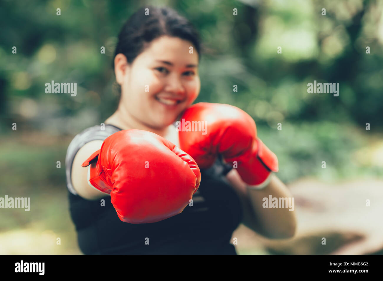 Grande donna asiatica boxe fighter con grasso e concetto di dieta Foto Stock