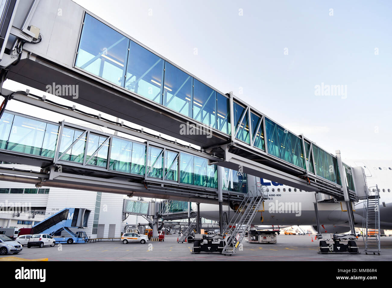 Jetty, passerella, passo, Bridge, ingresso, uscita, 380-800, A380, Lufthansa, aeromobili, aereo, aereo, aeroporto di Monaco di Baviera, MUC, Germania, Foto Stock
