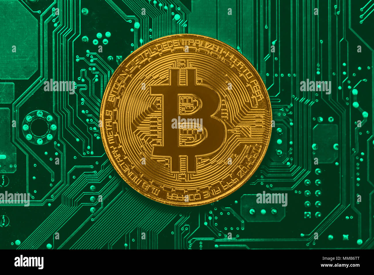 Bitcoin moneta sul calcolatore verde scheda a circuito elettronico Foto Stock
