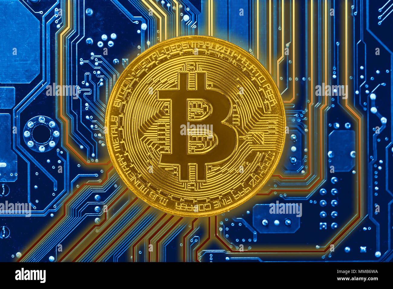 Bitcoins denaro virtuale concetto. Bit gold coin con computer miner scheda a circuito elettronico. Foto Stock