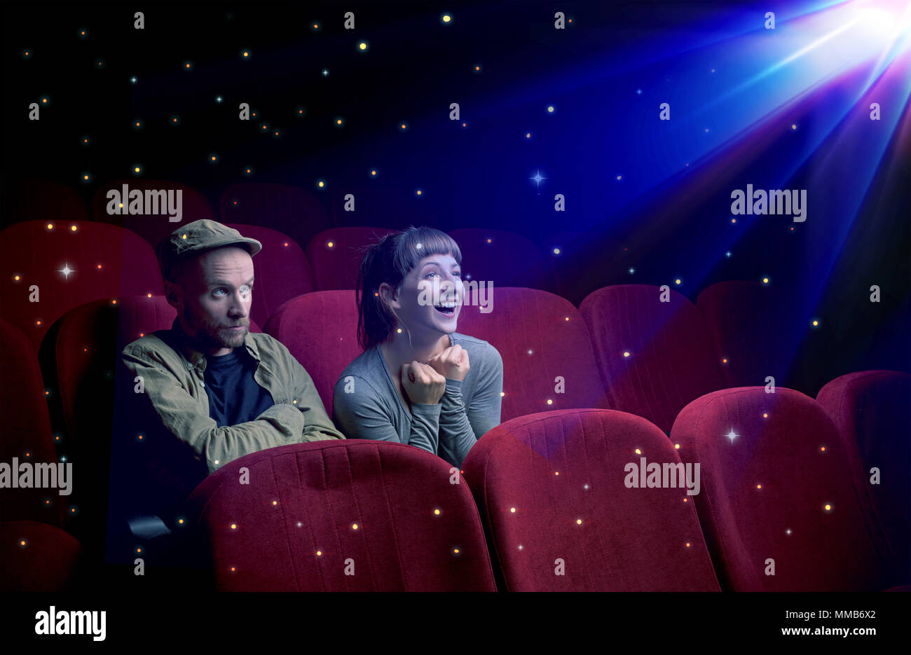 Coppia adorabile la visione di film in 3D con poco frizzante stelle intorno Foto Stock
