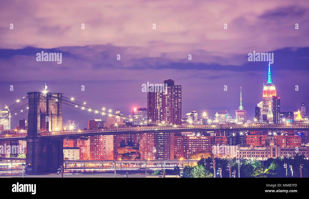 Vintage tonica foto del Ponte di Brooklyn e la skyline di Manhattan di notte, la città di New York, Stati Uniti d'America. Foto Stock