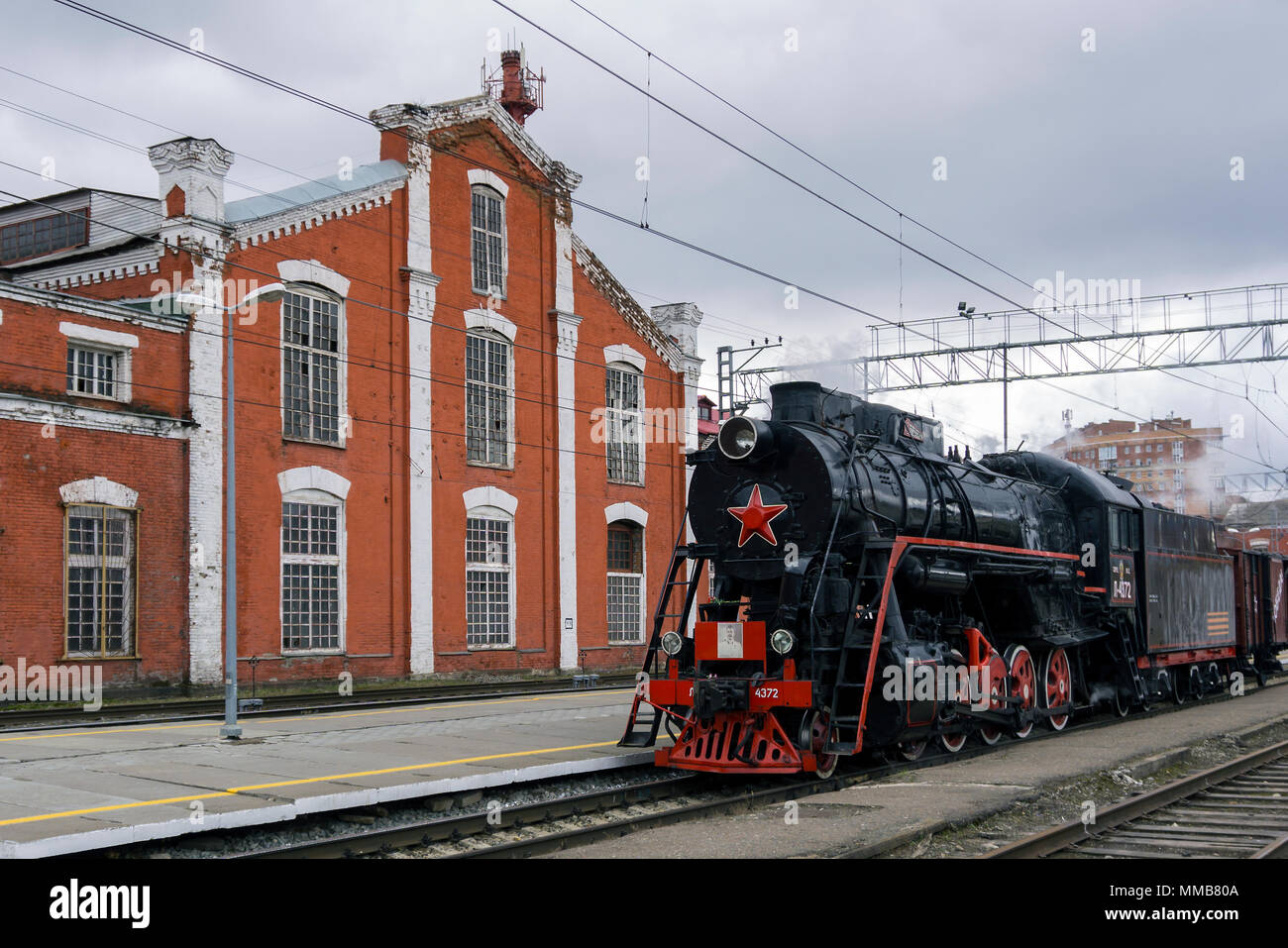 Perm, Russia - 09 Maggio 2018: restaurato classe sovietica L locomotiva a vapore, partecipando alla ricostruzione storica del 'Vittoria treno' Foto Stock