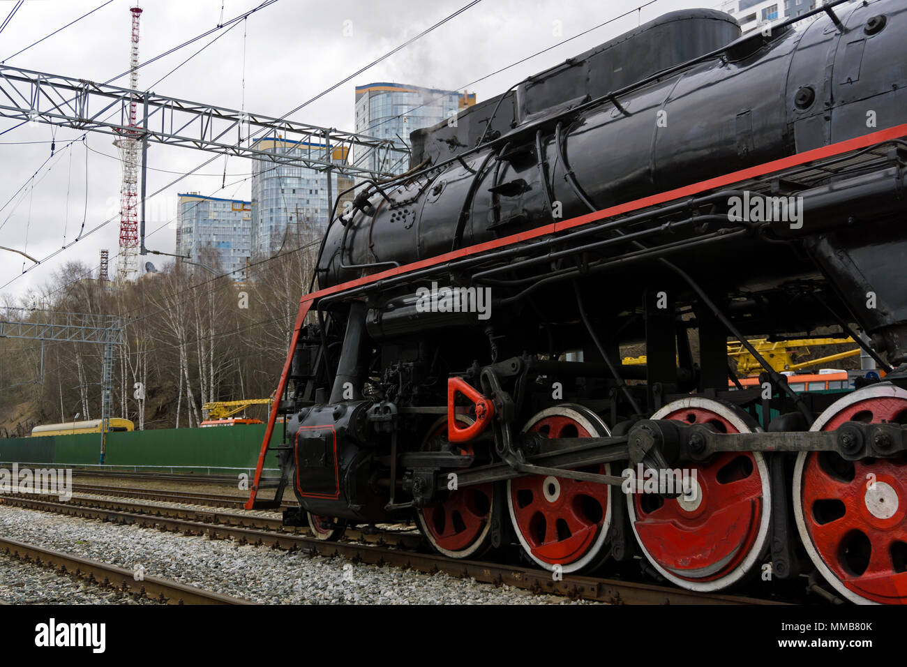 Active retrò locomotiva a vapore sul shuntando le vie della moderna stazione ferroviaria Foto Stock