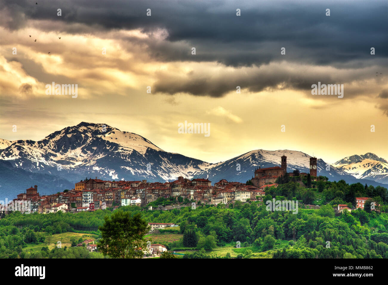 Vista la parte superiore e la parte più antica Piazza del Comune di Mondovì, con lo sfondo delle Alpi. Mondovì, in provincia di Cuneo, Piemonte, Italia del Nord. Foto Stock