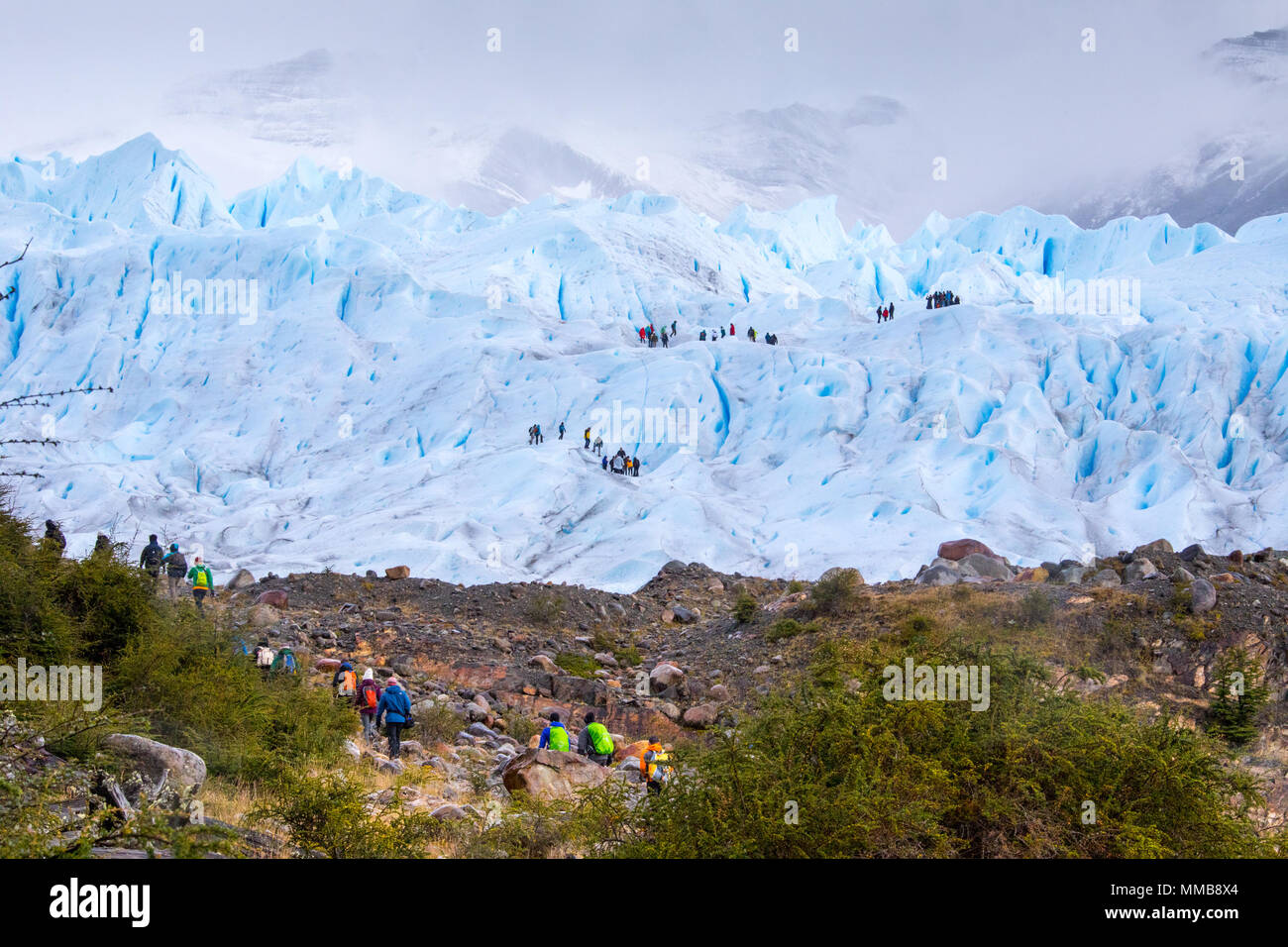Escursionismo su ghiacciaio Perito Moreno, Parque Nacional Los Glaciares, Argentina Foto Stock