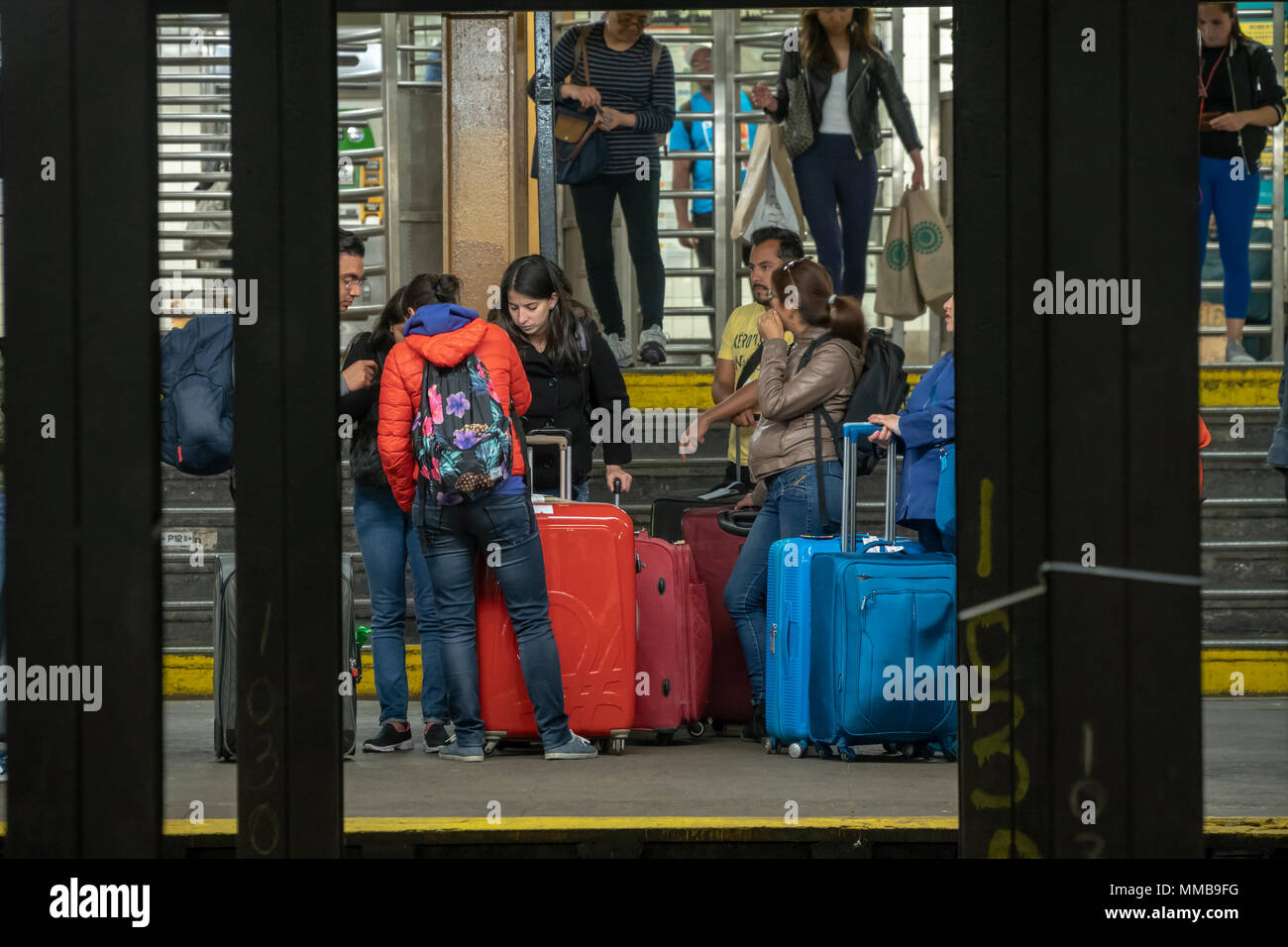 Un branco di viaggiatori con le loro valigie in 23rd Street station nella metropolitana di New York il Martedì, 8 maggio 2018. (Â© Richard B. Levine) Foto Stock