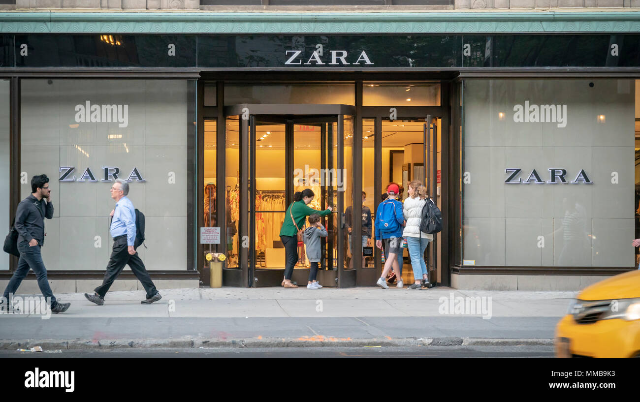 Agli acquirenti di passare a Zara negozio di abbigliamento nel centro di  Manhattan a New York Martedì, 8 maggio 2018. La catena è di proprietà di  spagnolo gigante retail Inditex, uno dei