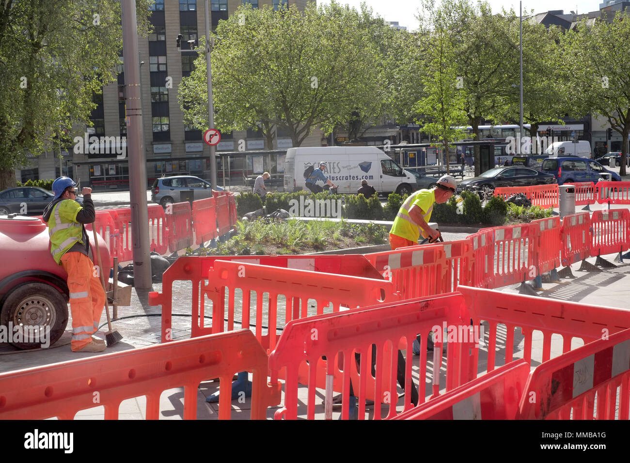 Maggio 2018 - i lavoratori stradali e arancione di barriere di sicurezza a Bristol per pavimentazione funziona Foto Stock