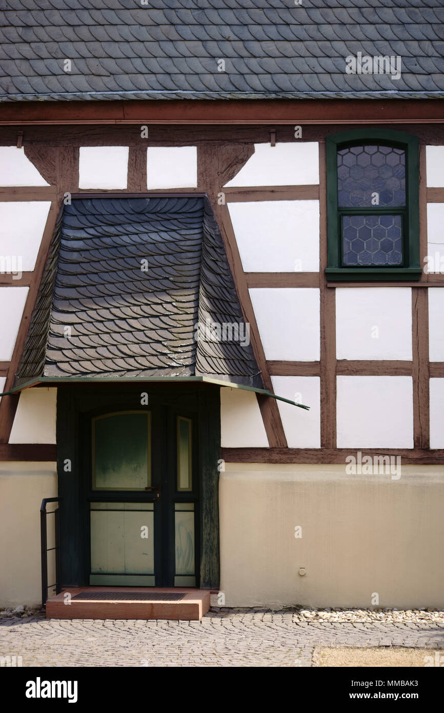 Il legno pesante porta della chiesa di un mezzo in legno chiesa con un tetto di riparo. Foto Stock