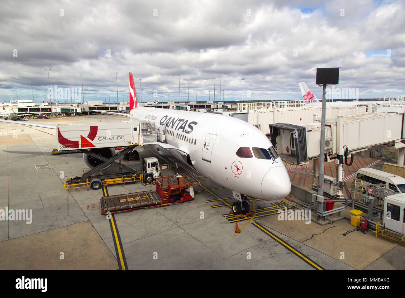 Melbourne, Australia: Aprile 16, 2018: Qantas aereo presso l'aeroporto di Tullamarine e essendo rifornito e rifornite per il volo successivo. Qantas Airways è la Foto Stock