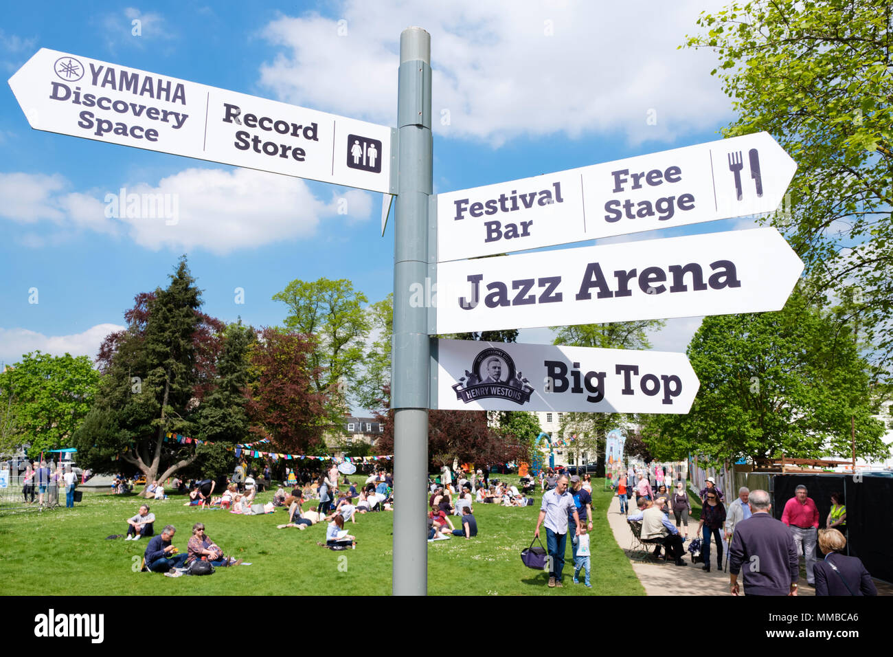 Vista generale del Cheltenham Jazz Festival, signpost. Giardini di Montpellier, Cheltenham, Regno Unito. Foto Stock