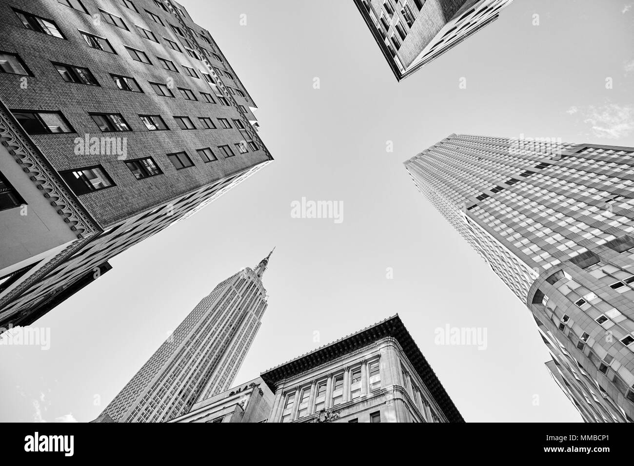 Guardando il grattacieli di Manhattan, New York City, Stati Uniti d'America. Foto Stock