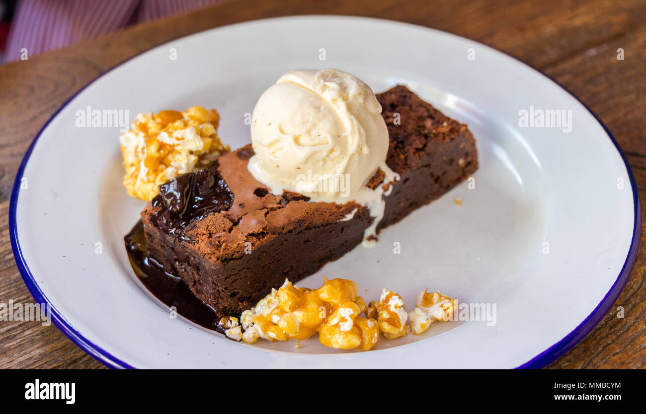 Delizioso brownie con una pallina di gelato alla vaniglia. Foto Stock