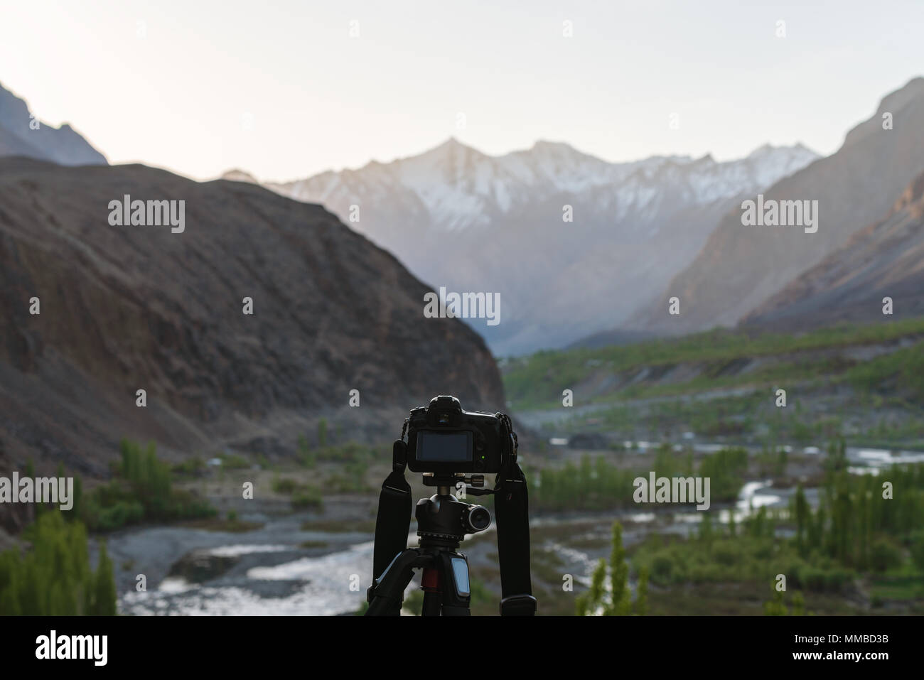 Tenendo fotografia di paesaggi da fotocamera reflex digitale, a valle di Hunza in Pakistan Foto Stock