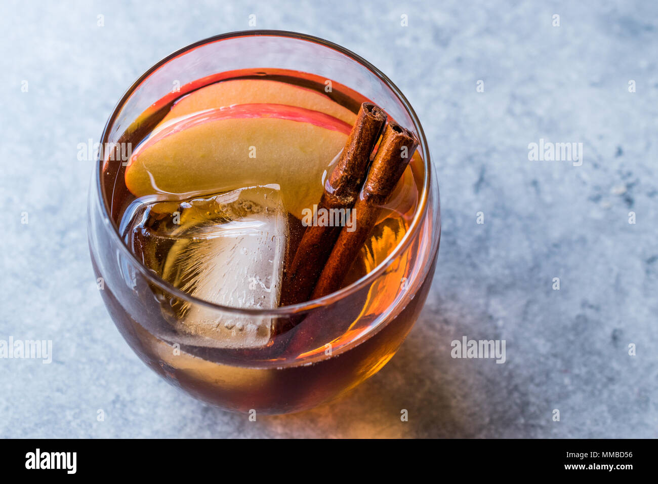Sidro di mela Whiskey Cocktail con bastoncini di cannella, ghiaccio e fette di mela. Concetto di bevanda. Foto Stock