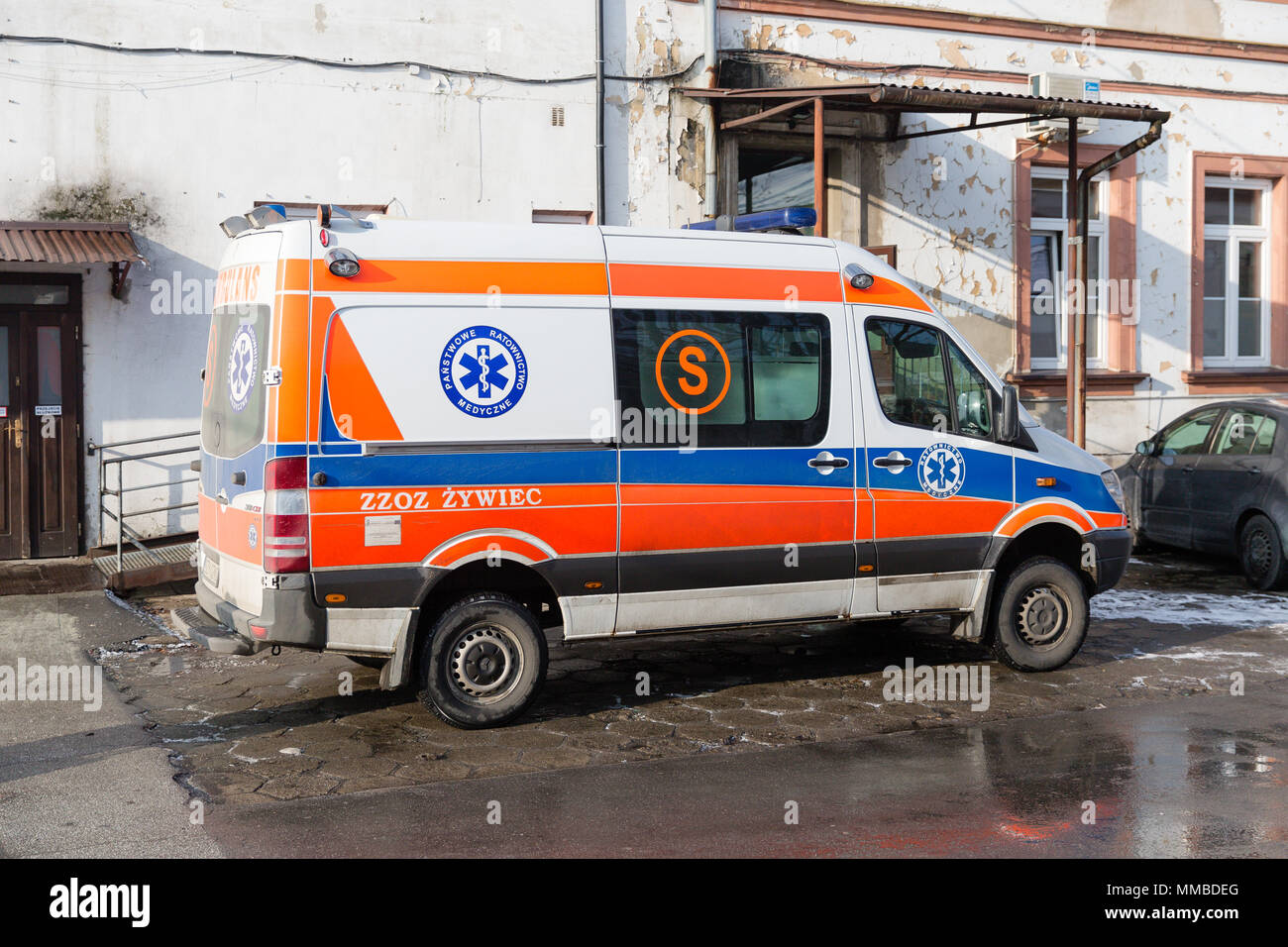 Parcheggiata l'ambulanza a County Hospital di Zywiec, Polonia. Medical veicolo di soccorso. Ospedale di emergenza il trasporto. Foto Stock