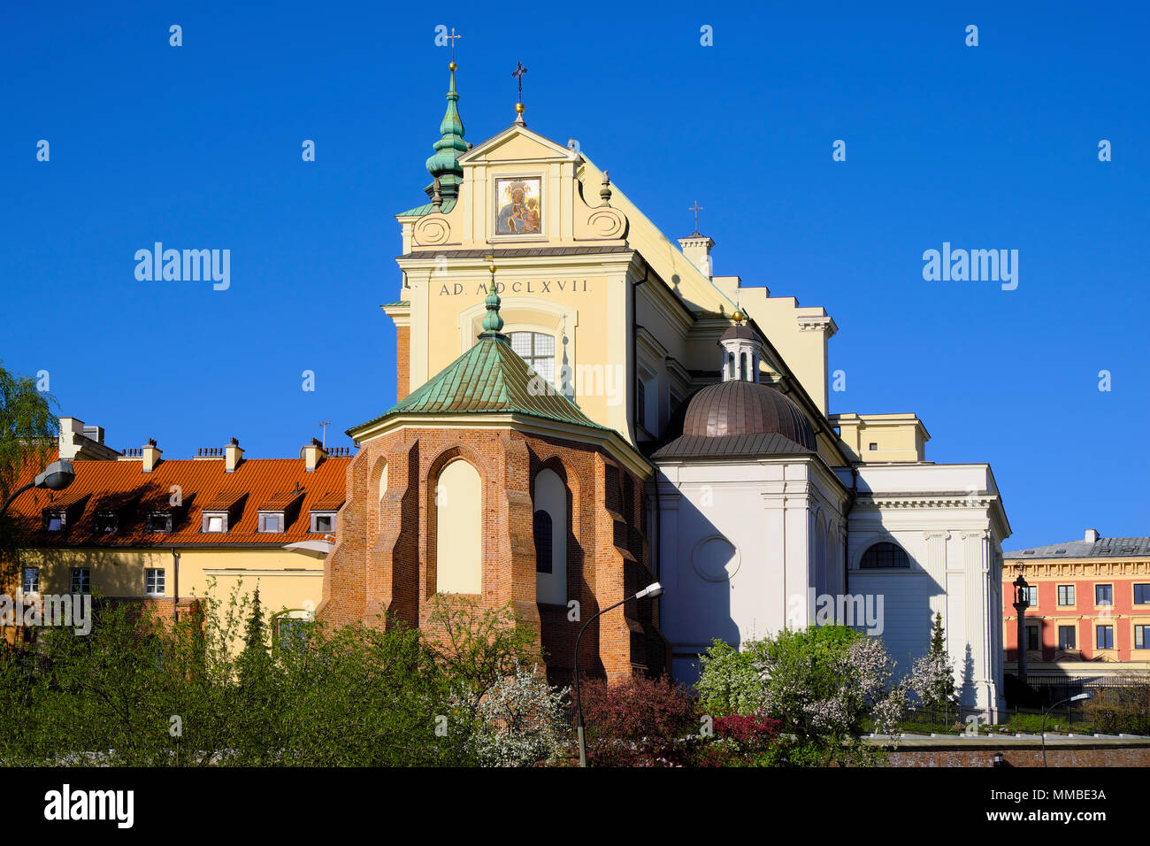 Varsavia, Mazovia / Polonia - 2018/04/22: il quartiere storico di Varsavia città vecchia - St. Anne Chiesa a Krakowskie Przedmiescie street Foto Stock