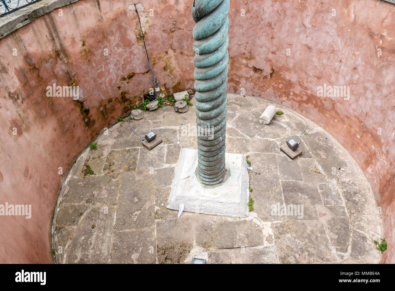 Vista della colonna di serpente, tre con testa di serpente o Colonna Serpentina in antico ippodromo vicino a Sultanahmet,la Moschea Blu ad Istanbul in Turchia. Foto Stock