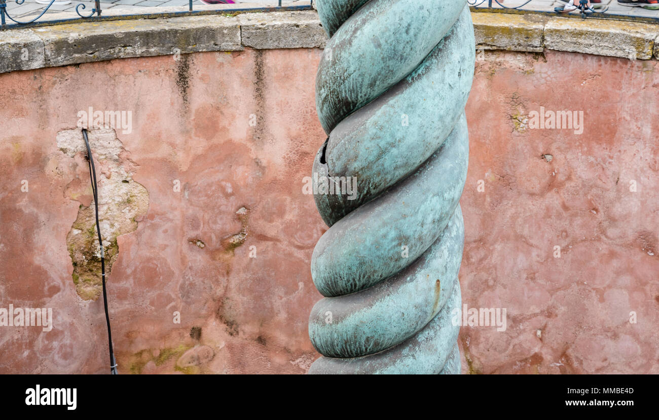 Vista della colonna di serpente, tre con testa di serpente o Colonna Serpentina in antico ippodromo vicino a Sultanahmet,la Moschea Blu ad Istanbul in Turchia. Foto Stock