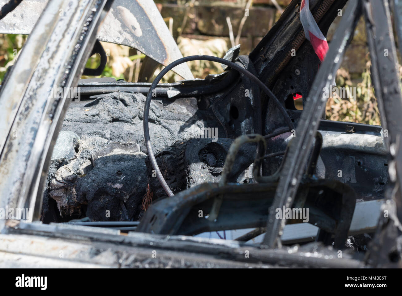 Bruciato auto abbandonate dopo un incendio nel Regno Unito. Bruciata auto. Fuoco automatica. Foto Stock