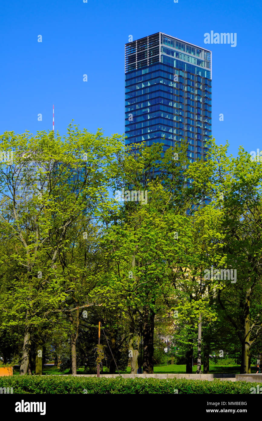 Varsavia, Masovia / Polonia - 2018/04/22: Twarda cosmopolita 2/4 grattacielo nel centro di Varsavia a Twarda street Foto Stock