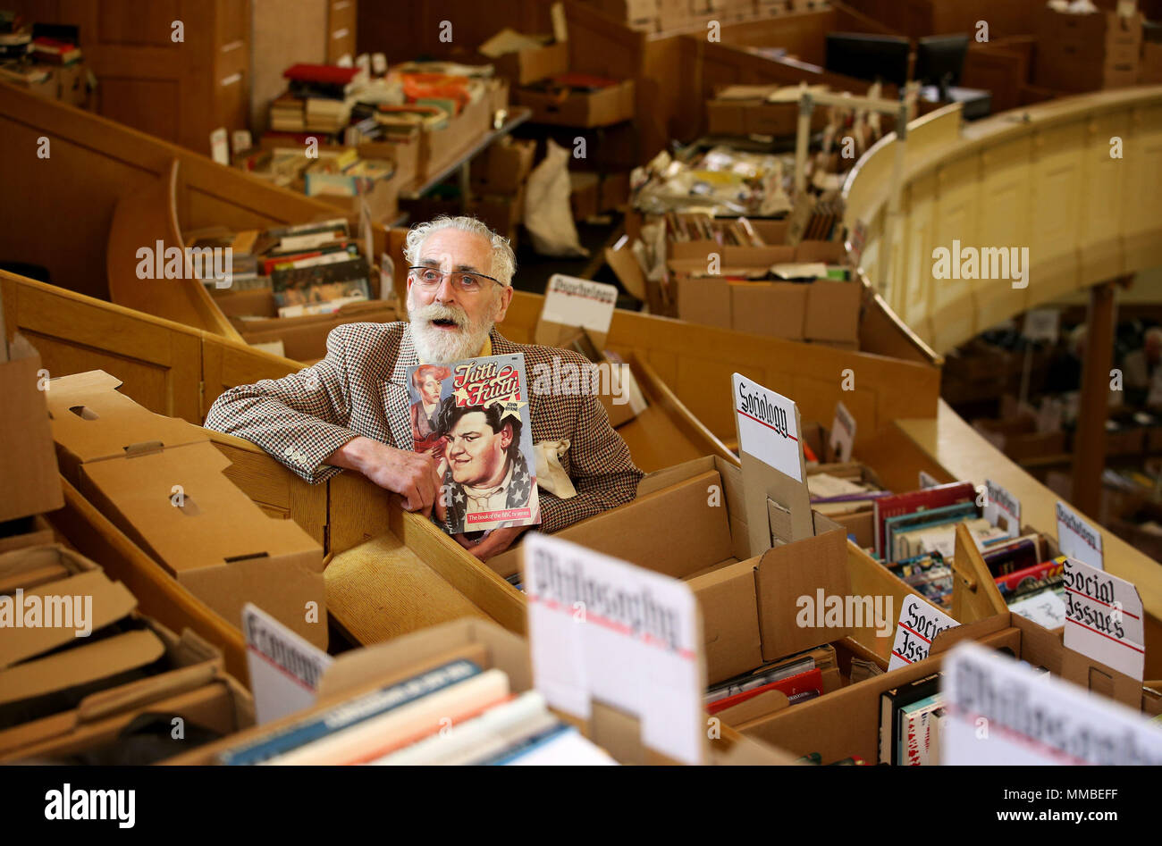 Autore, drammaturgo e artista John Byrne ha uno sguardo più da vicino a una rara edizione del suo gioco Tutti Frutti, all'aiuto Cristiana George Street prenota in vendita in Edinburgh. Foto Stock