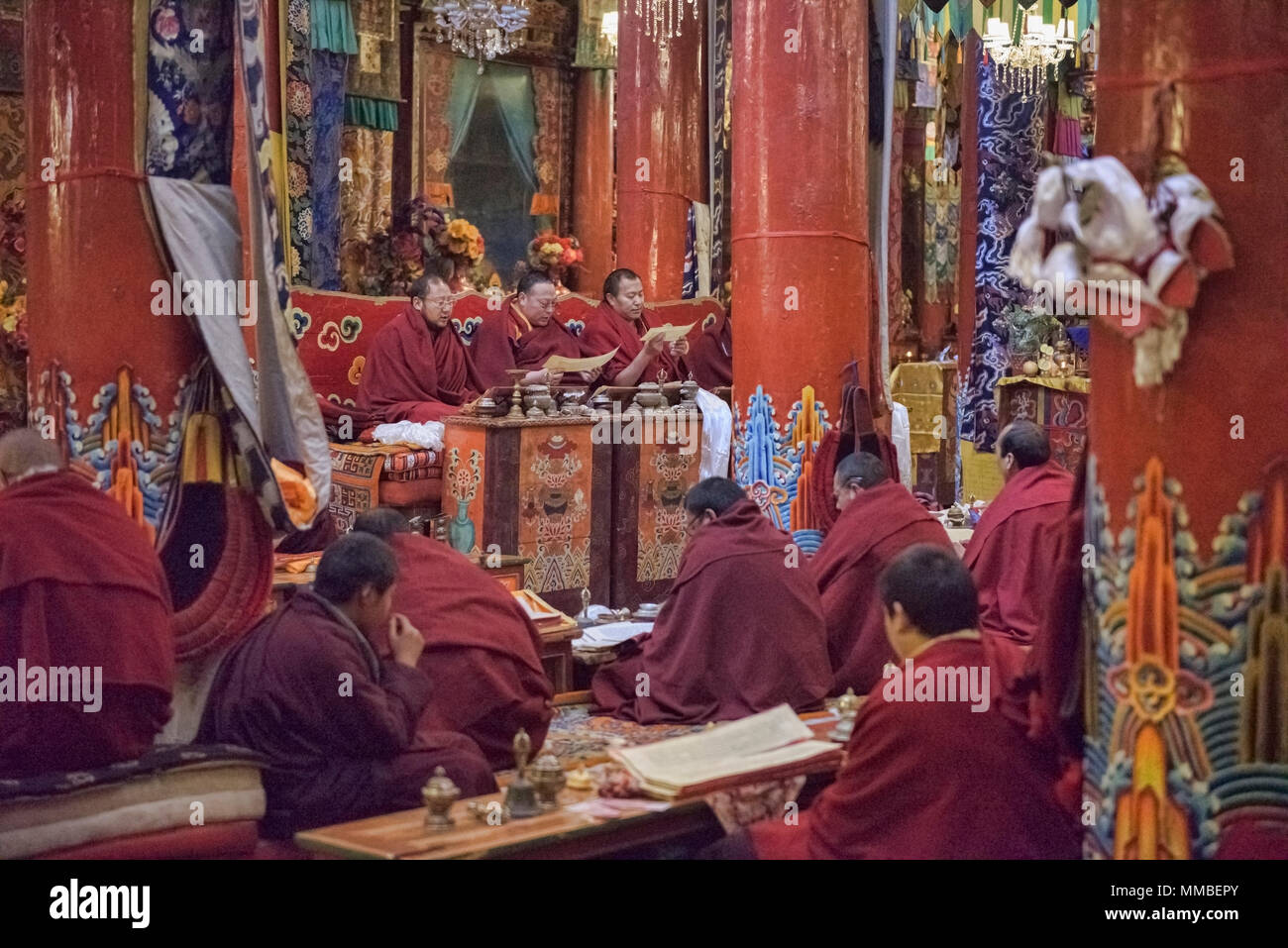 Monaci Tibetani all'interno del Monastero Gonchen in Dege, Sichuan, in Cina Foto Stock