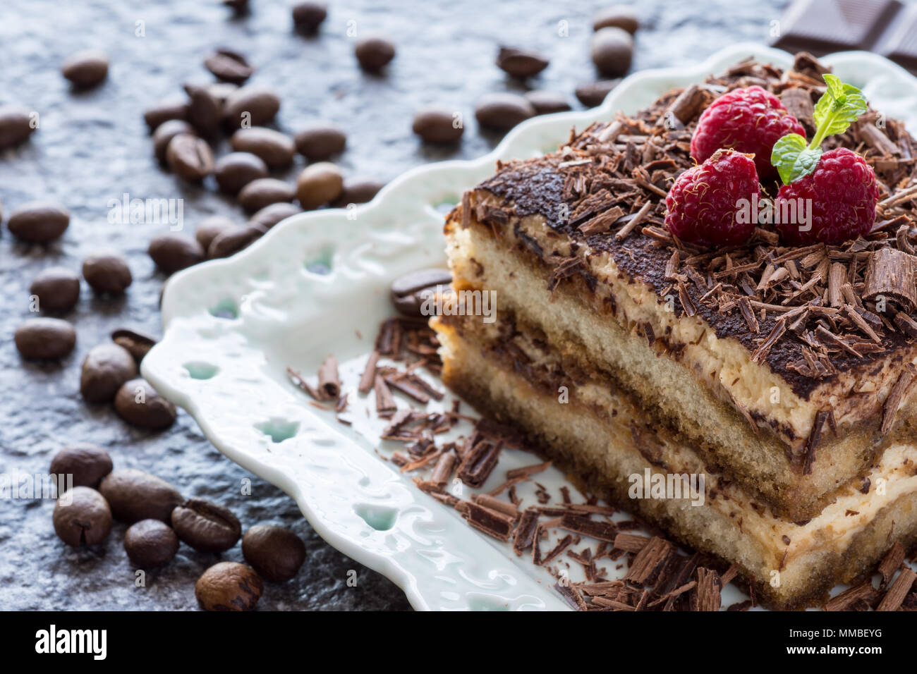 Tiramisu dessert torta con cioccolato grattugiato, lampone e menta Foto Stock