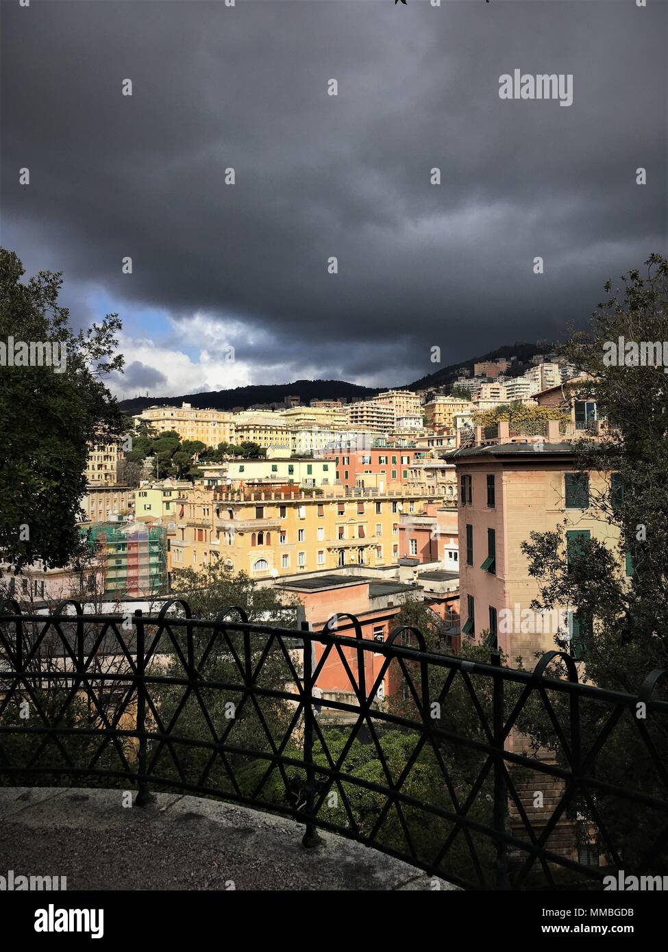 Vista su Genova con stormclouds Foto Stock