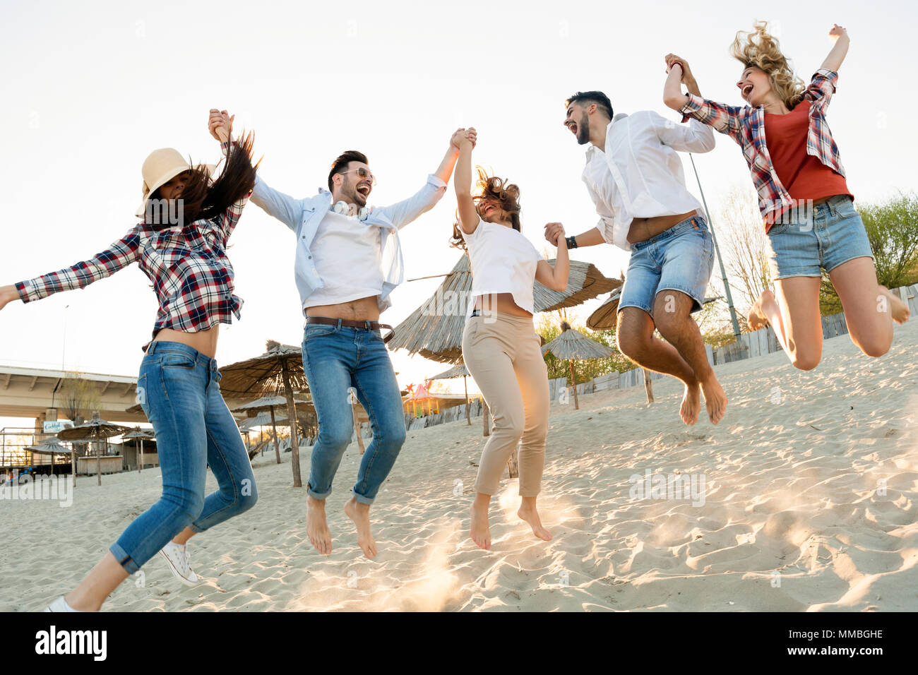 Il gruppo di amici di felice festa sulla spiaggia Foto Stock