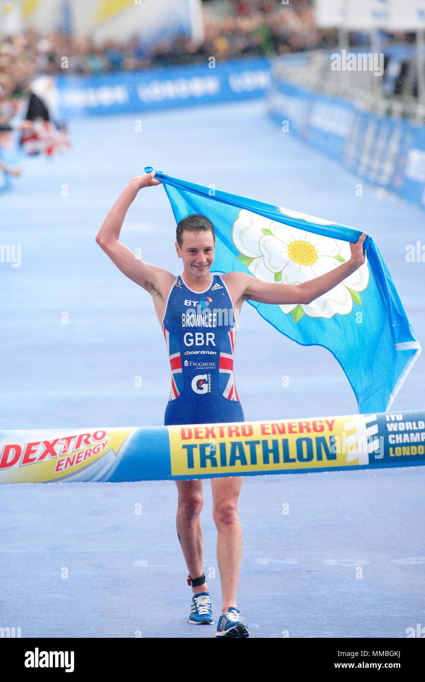 Regno Unito - Triathlon - Finitura - Alistair Brownlee sventola la bandiera della sua casa nella contea dello Yorkshire, finitura in primo luogo Uomini Elite ITU del Campionato del Mondo di energia destrogiro Triathlon Londra, 7 Agosto 2011 Foto Stock