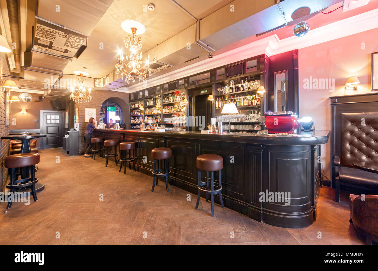 Mosca - Agosto 2014: interni di un piccolo "Klava bar". Grandi in legno nero  bancone bar in stile classico Foto stock - Alamy