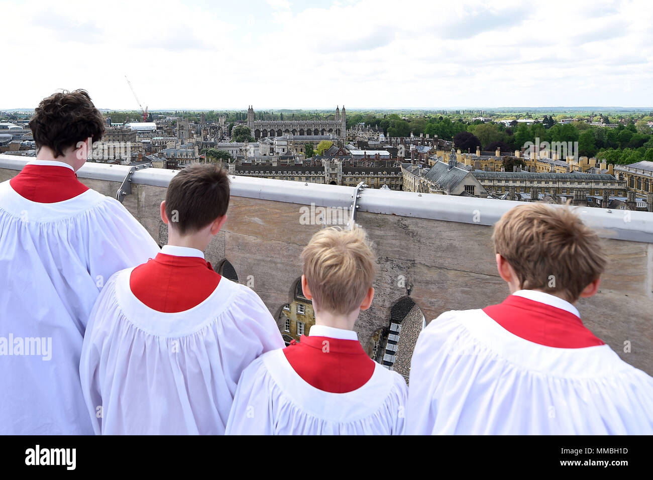 Coristi da St John's College di Cambridge, prendere in vista prima di eseguire il giorno dell'Ascensione carol dalla cima della torre della cappella presso il St John's College, una tradizione che risale al 1902. Foto Stock