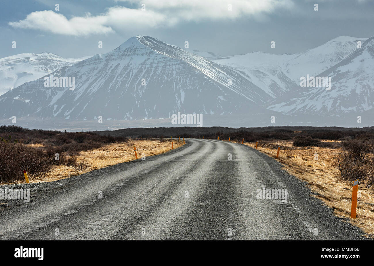 Islanda strada vuota e le montagne sullo sfondo Foto Stock