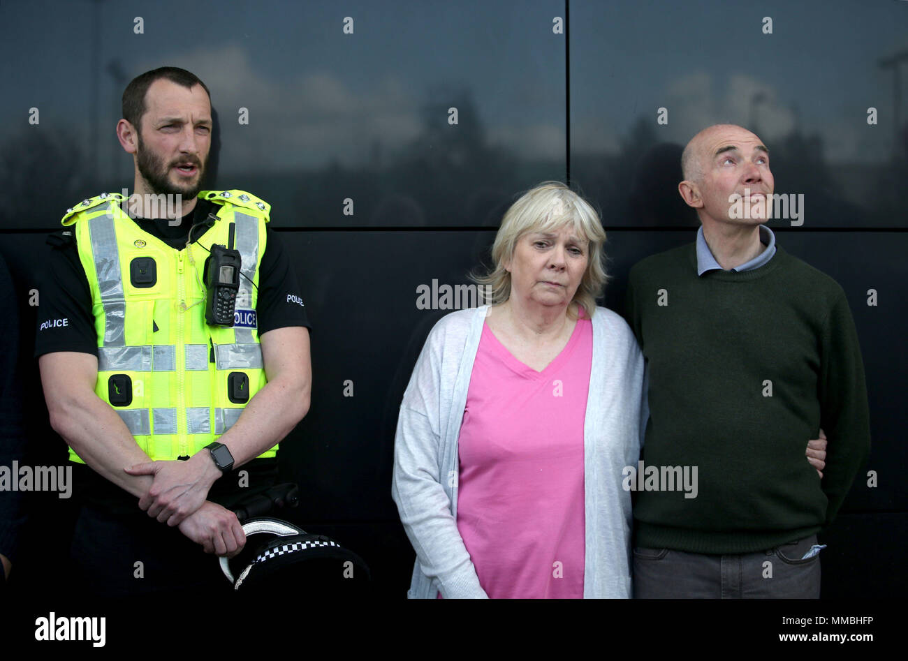Ispettore capo Alan Carson (sinistra) con Marion e Ron Hutchison, i genitori di Scott Hutchison, durante una conferenza stampa presso il Dakota Hotel a South Queensferry, nei pressi di Edimburgo, dove la polizia scozzese ha lanciato un nuovo appello per informazioni per aiutare a rintracciare il cantante della indie rock band di coniglio spaventato. Foto Stock