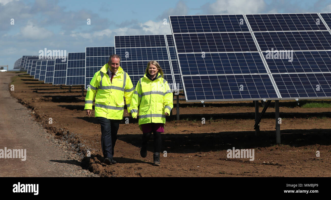 Leo Martin (a sinistra), MD di Ingegneria civile presso Graham Construction, con Sara Venning, CEO di NI (Irlanda del Nord) Water, all'apertura della nuova fattoria solare da 7 milioni di £a Dunore, che fornirà energia elettrica alle opere di trattamento delle acque di NI Water Dunore a South Antrim. Foto Stock