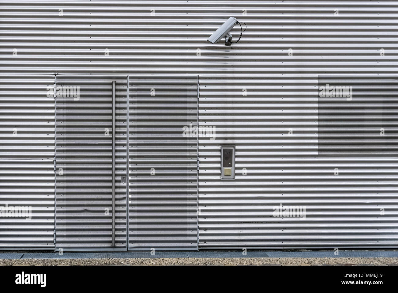 Esterno la sorveglianza video e sistema di sicurezza con telecamere TVCC su un ferro corrugato parete per guardare oltre l'entrata dell'edificio. Foto Stock