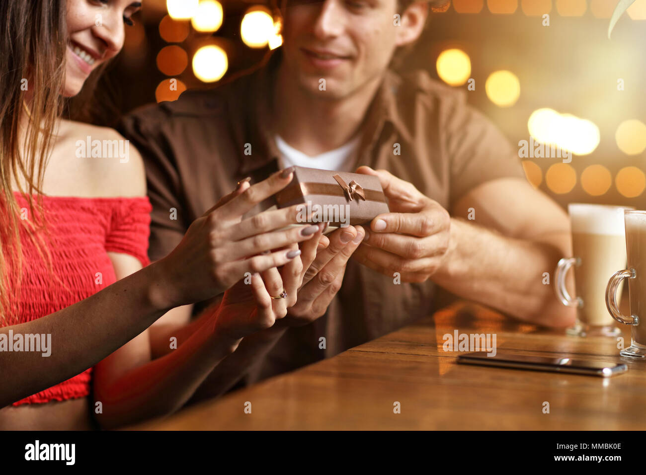 Carino coppia su una data presso il cafe Foto Stock