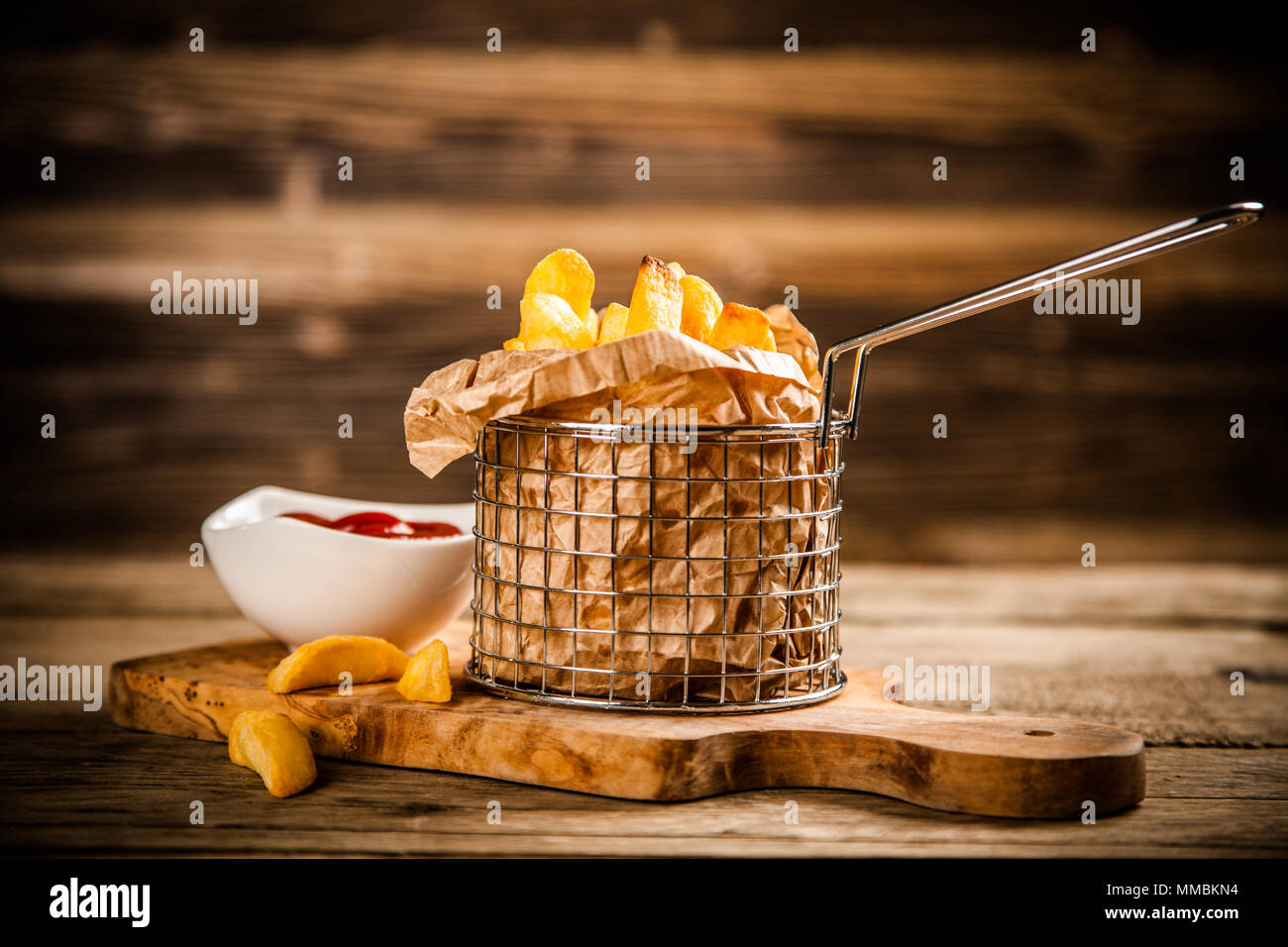 Patate fritte sul tavolo di legno Foto Stock