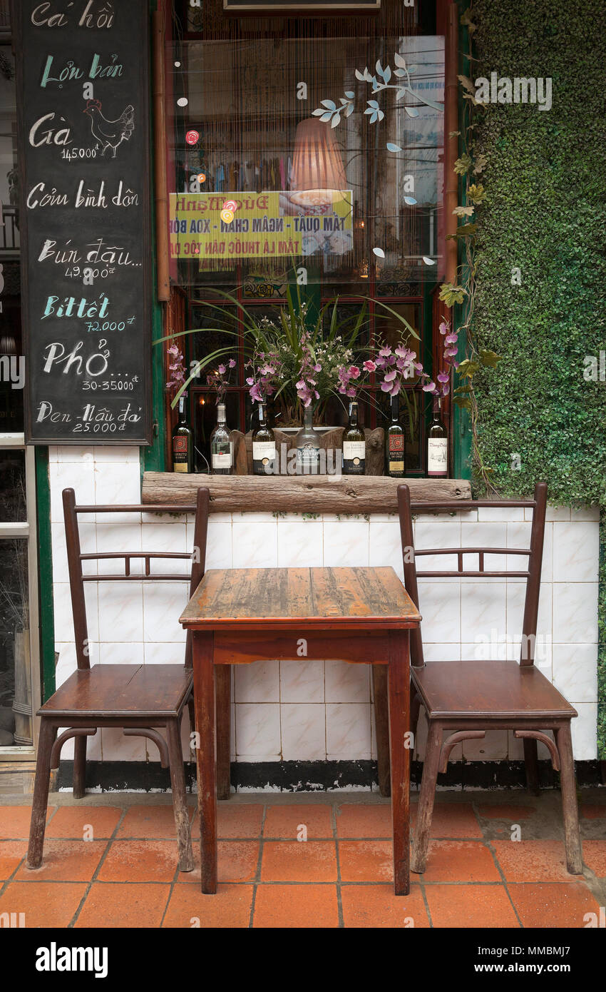 Il vietnamita cafe scene, tavolo, sedie, vino. Sapa, Vietnam Foto Stock