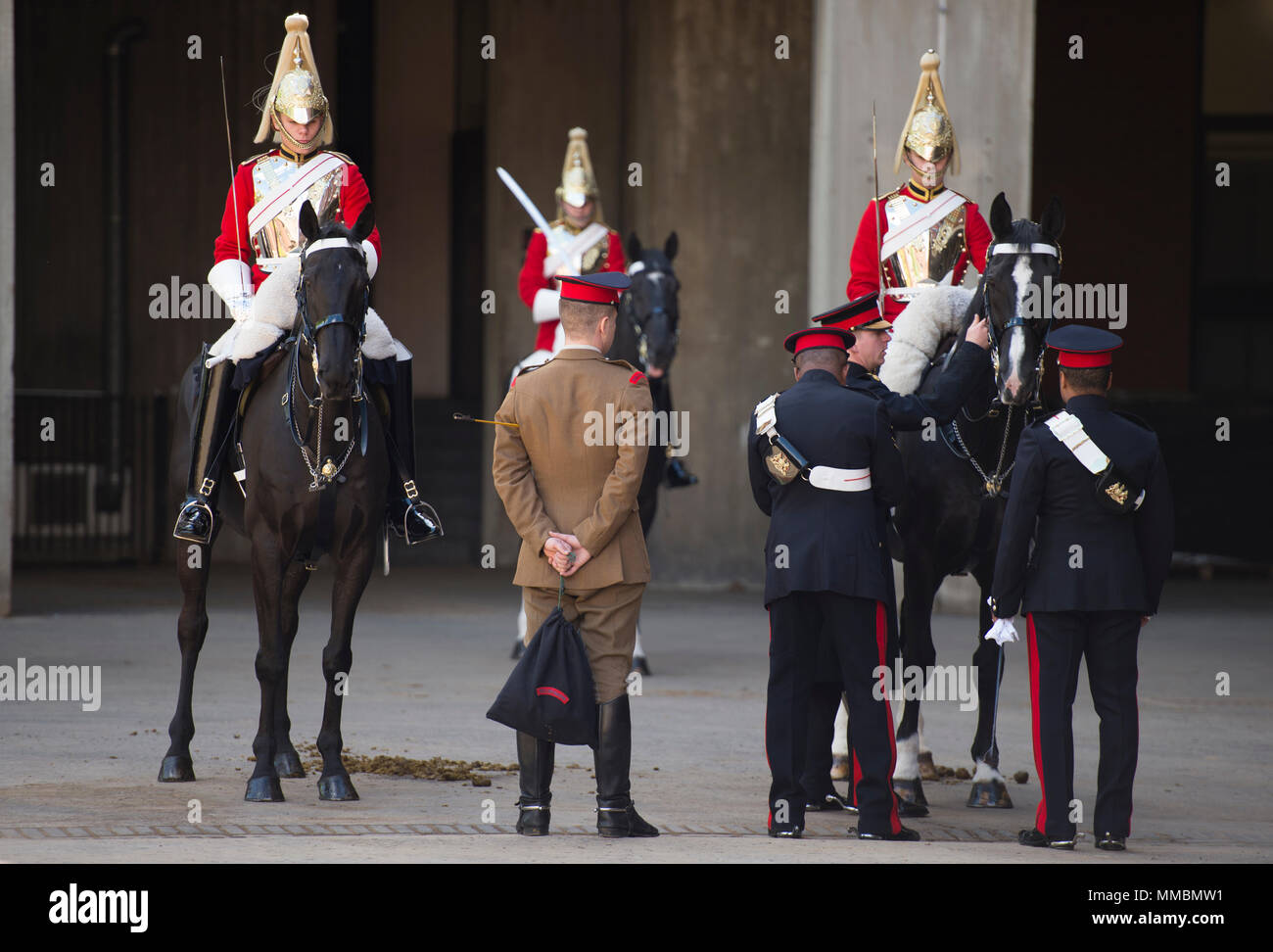 Londra, Regno Unito. Dietro le quinte di 'Day nella vita' della cavalleria della famiglia montato reggimento'. Vita delle guardie sono ispezionati prima di dovere quotidiano. Foto Stock