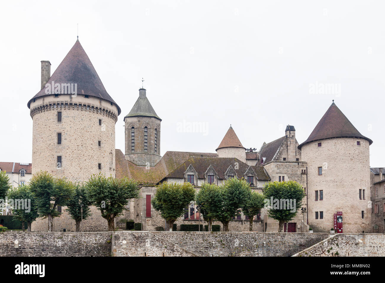 Torre Zizim, costruito nel XV secolo per imprigionare il Principe Zizim e Saint-Jean-Baptiste Chiesa, Bourganeuf, Creuse, Nouvelle-Aquitaine, Francia ( Foto Stock