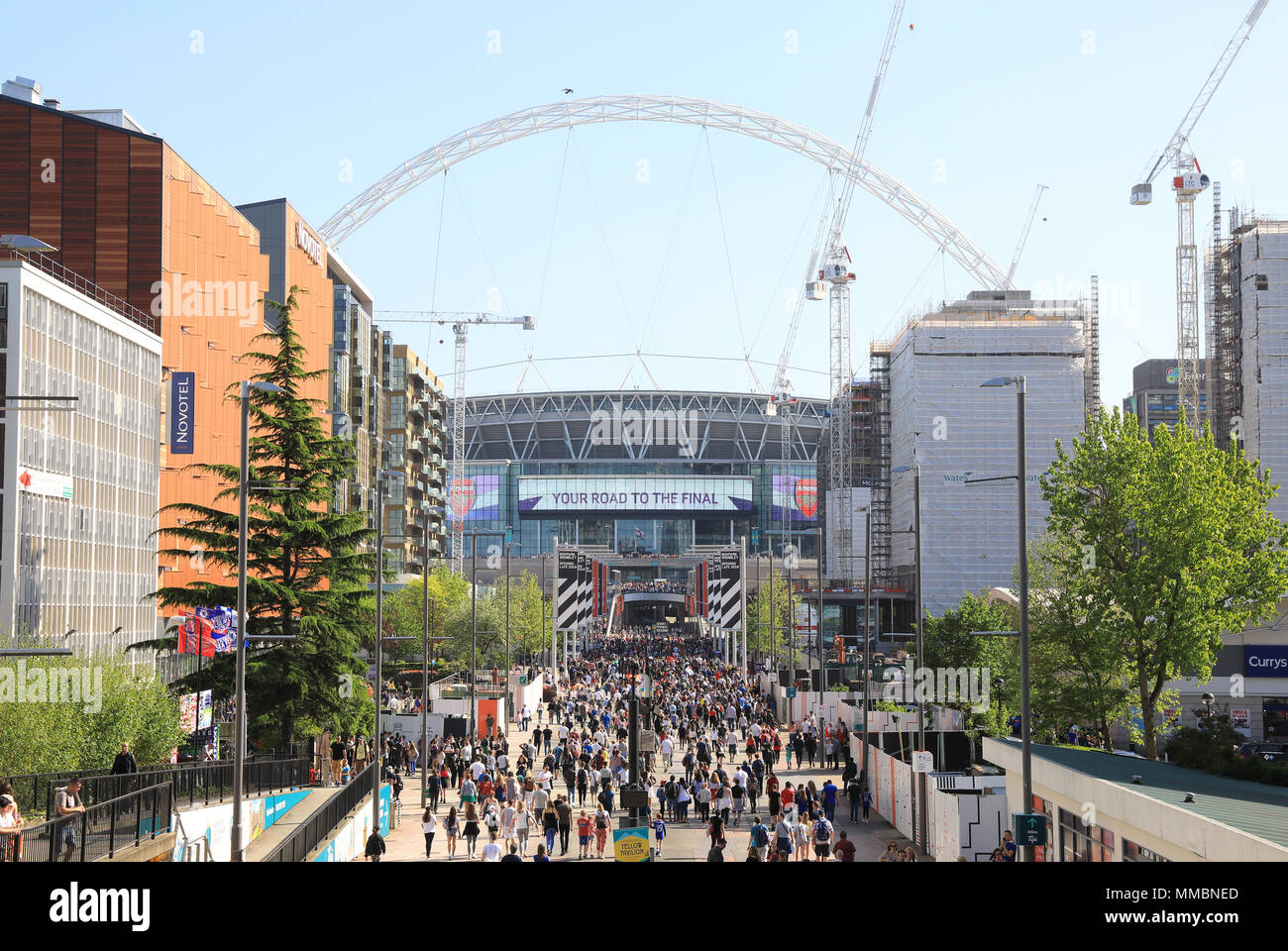 Vista del Wembley Stadium, dal modo olimpico, casa della National England Football Team, nella zona ovest di Londra, Regno Unito Foto Stock
